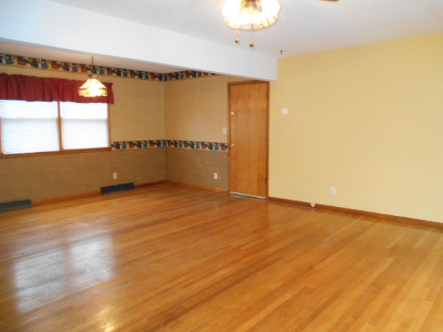 1228 Rochester Boulevard Rochester, IN 46975 - Photo 10 of 11
