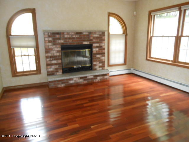 259 Reunion Ridge East Stroudsburg, PA 18301 - Photo 3 of 8 Living room
