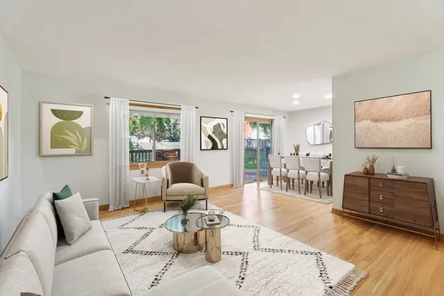 $415,000 | 210 East Lakeside Drive, Vernon Hills, IL 60061