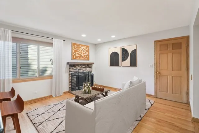 $415,000 | 210 East Lakeside Drive, Vernon Hills, IL 60061