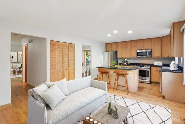 $415,000 | 210 East Lakeside Drive, Vernon Hills, IL 60061