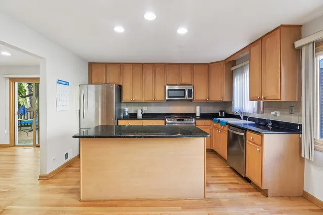 $415,000 | 210 East Lakeside Drive, Vernon Hills, IL 60061