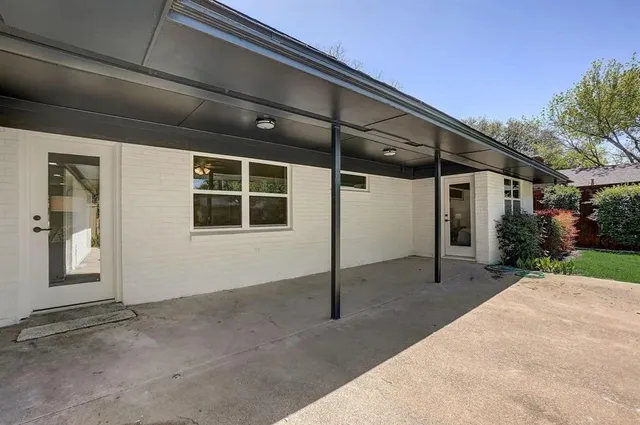 a view of a house with a big yard