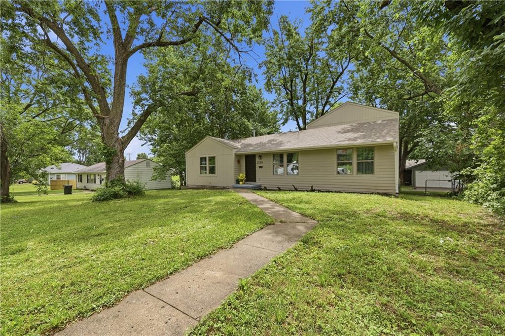2526 Queen Ridge Drive Independence, MO 64055 - Photo 2 of 37