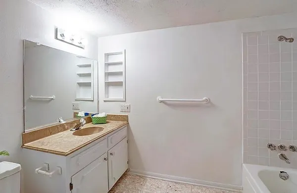 $1,635 | 5215 Arboles Drive, Unit B, Houston, TX 77035
