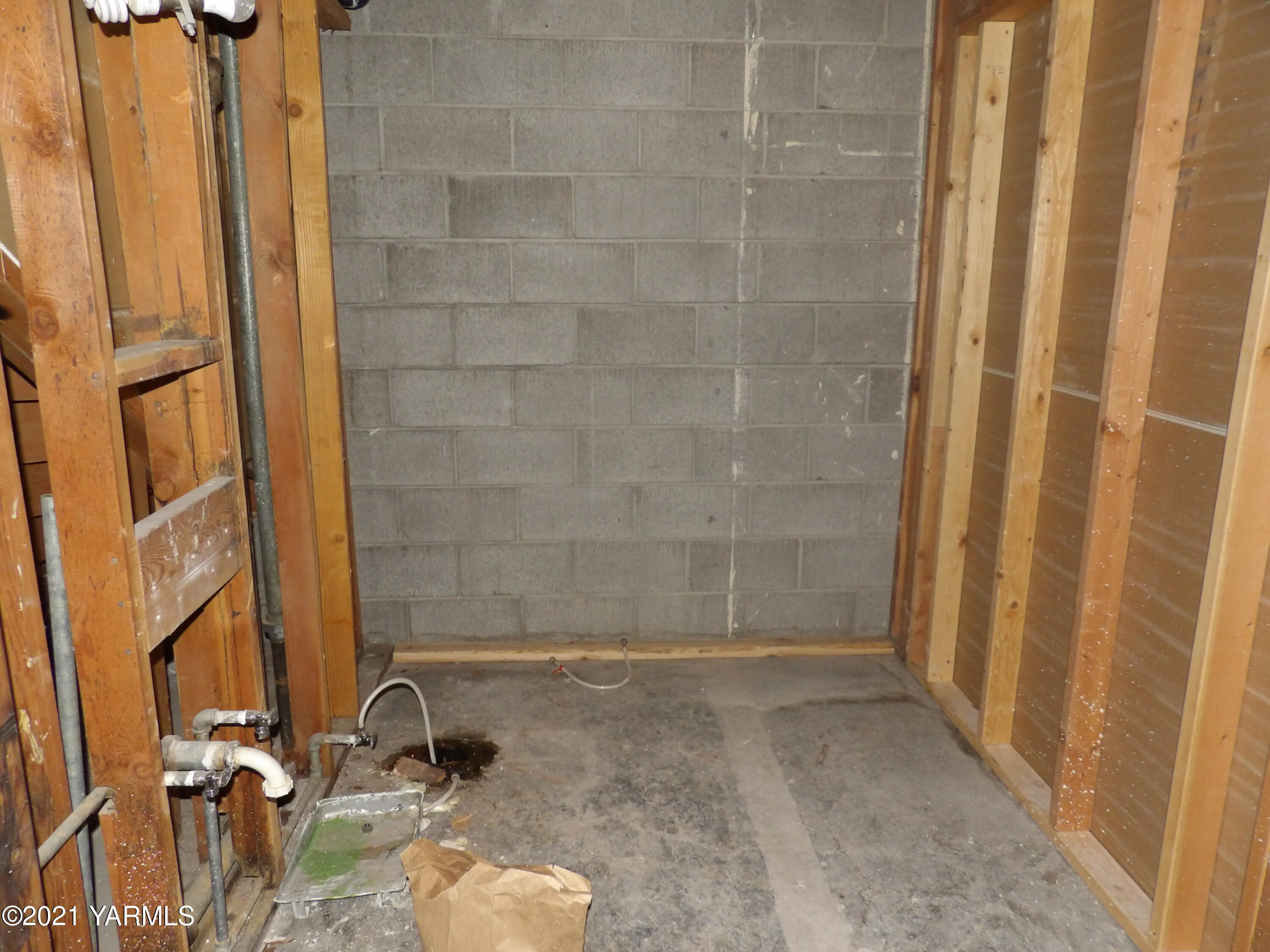 2651 Forsell Road Grandview, WA 98930 - Photo 22 of 23 a bathroom with a shower