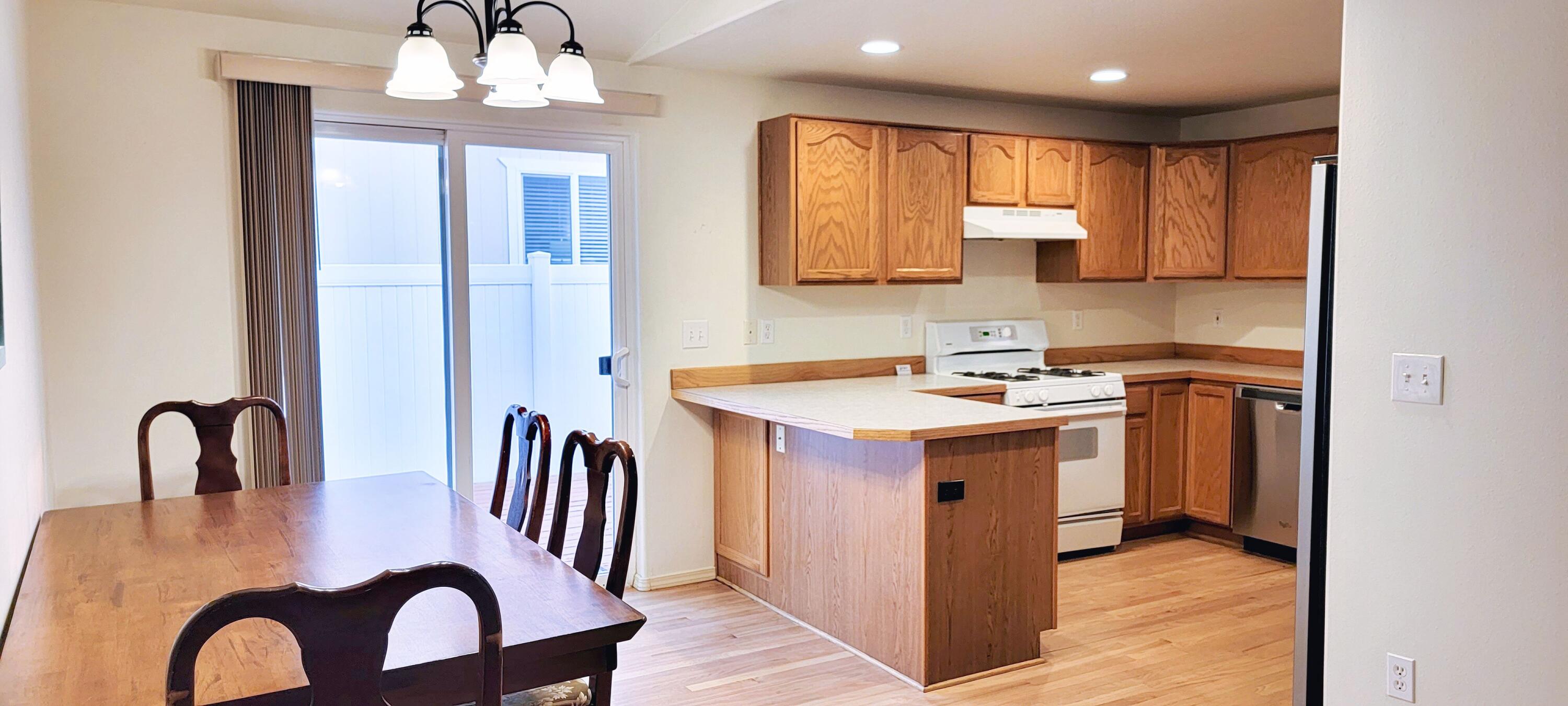 2006 Southwest 35th Place Redmond, OR 97756 - Photo 9 of 27 KITCHEN & DINING AREA