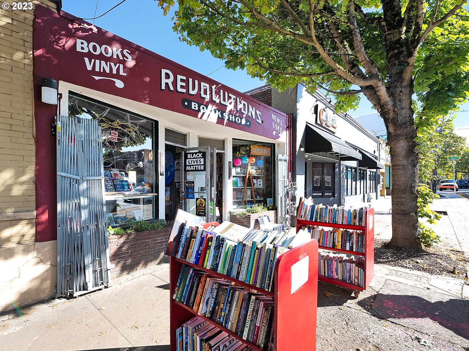 8712 North Decatur Street, Unit 201 Portland, OR 97203 - Photo 30 of 40 a view of an chairs and table in a patio