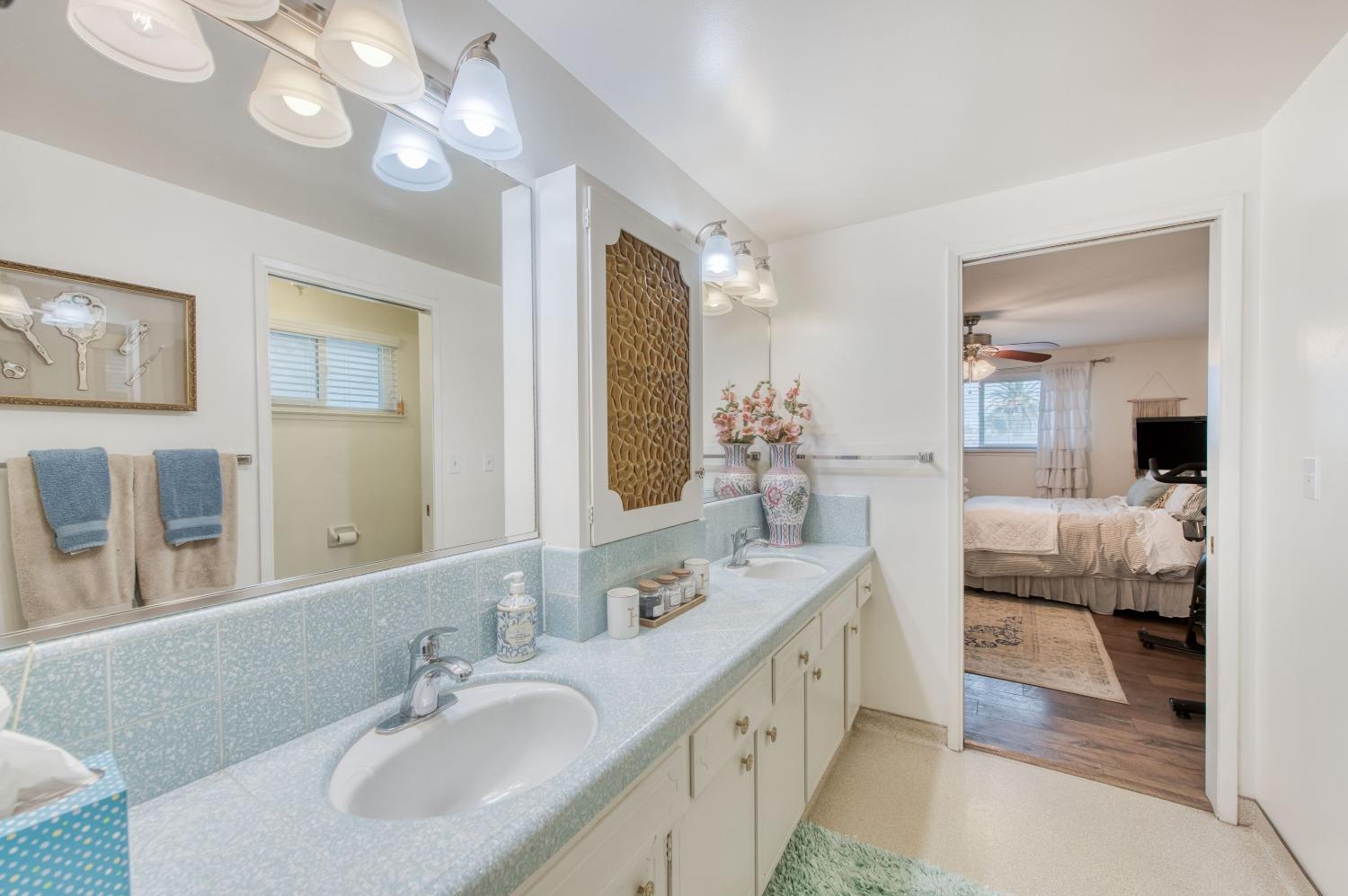 1880 East Cardella Street Firebaugh, CA 93622 - Photo 29 of 42 a en suite spacious bathroom with double vanity and a mirror