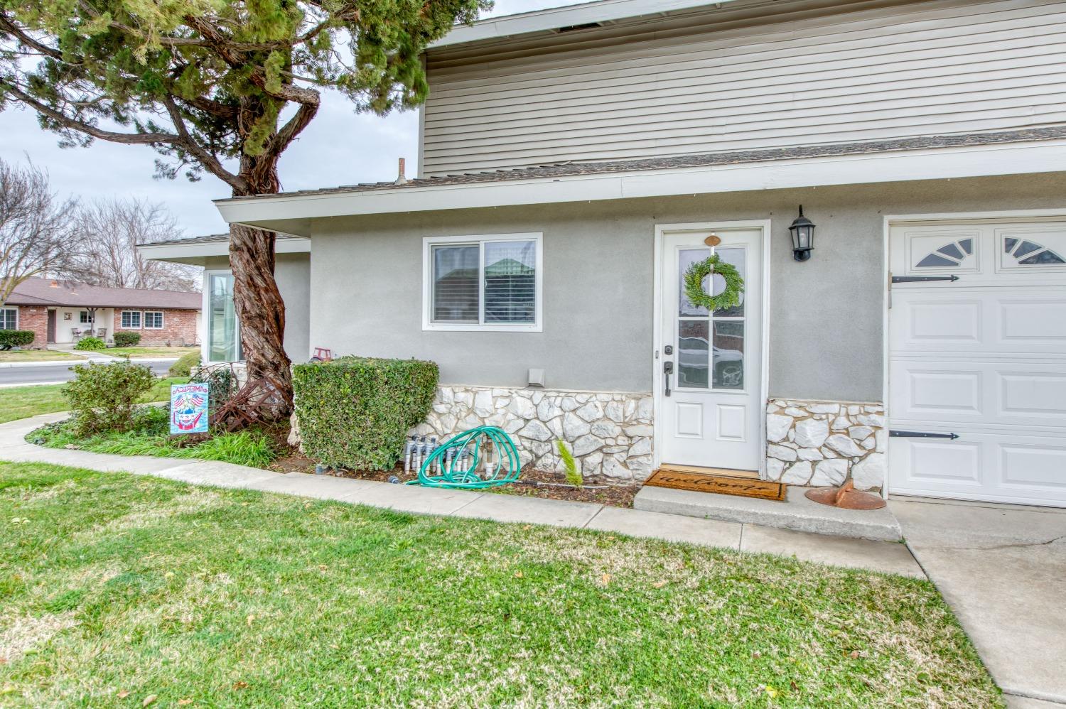 1880 East Cardella Street Firebaugh, CA 93622 - Photo 39 of 42 a front view of a house with garden