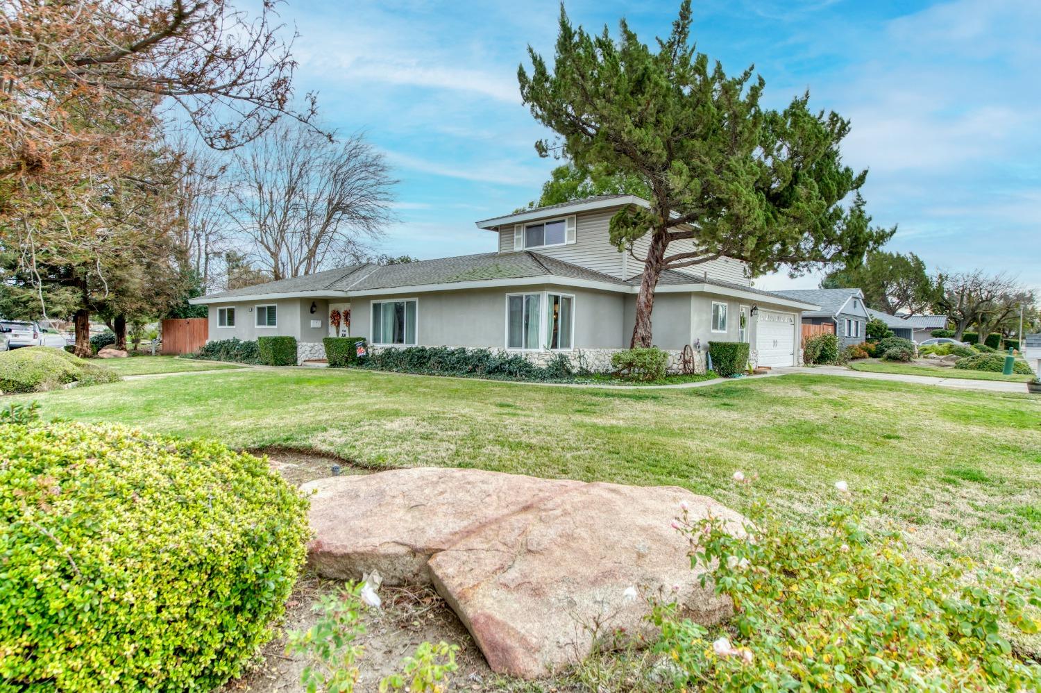 1880 East Cardella Street Firebaugh, CA 93622 - Photo 40 of 42 a front view of a house with a yard