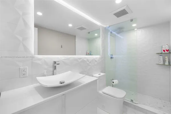 $11,000 | 5151 Collins Avenue, Unit 1527, Miami Beach, FL 33140
