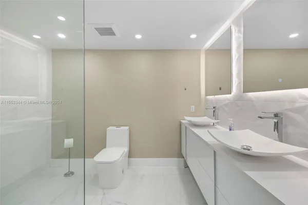 $11,000 | 5151 Collins Avenue, Unit 1527, Miami Beach, FL 33140