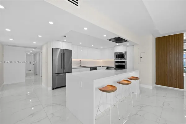 $11,000 | 5151 Collins Avenue, Unit 1527, Miami Beach, FL 33140