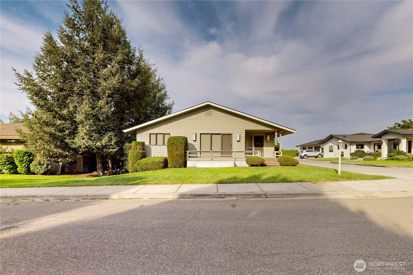 2441 Country Club Road Walla Walla, WA 99362 - Photo 2 of 37