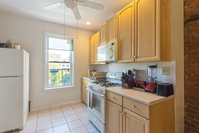 $2,400 | 294 Pavonia Avenue, Unit 2, Jersey City, NJ 07302