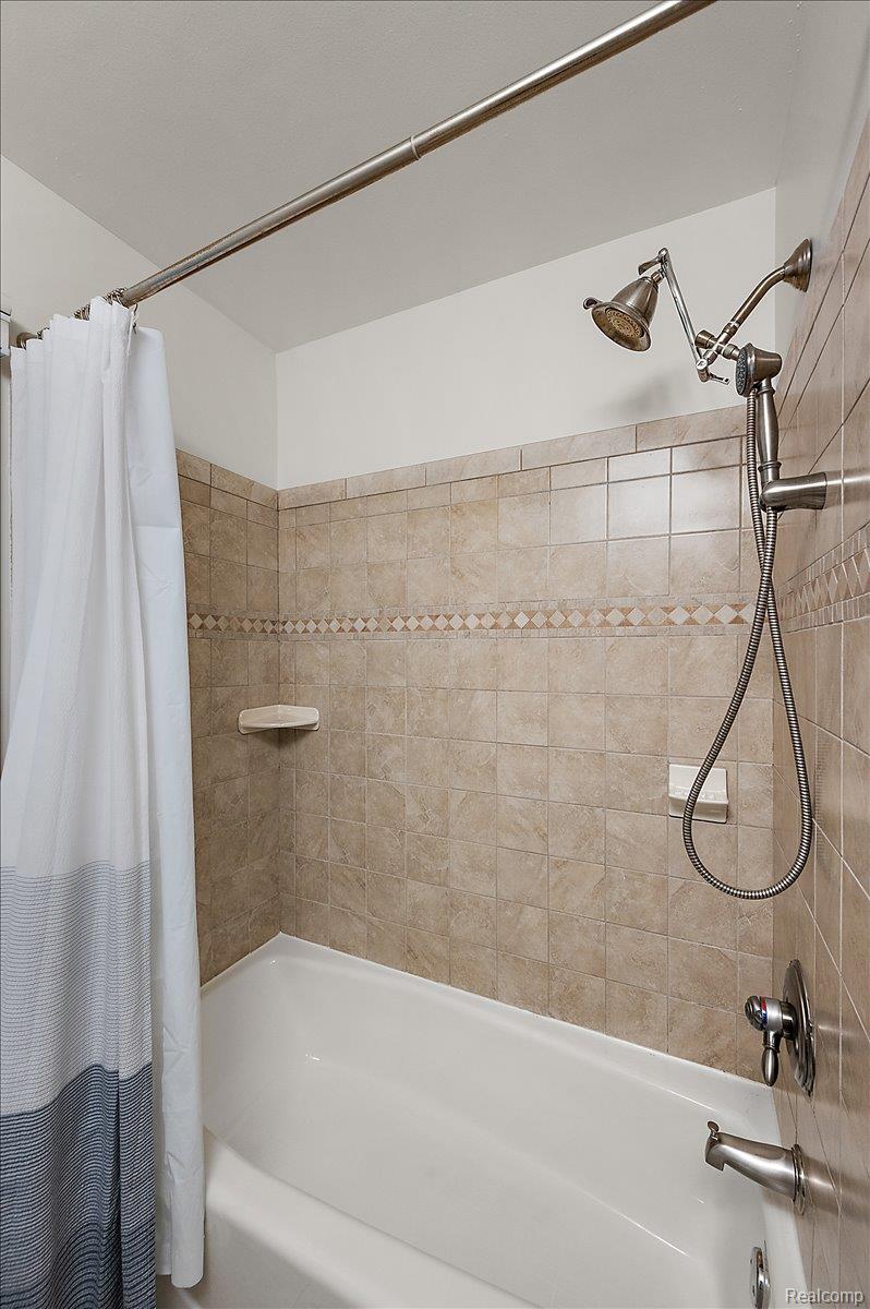 4403 Amherst Road Royal Oak, MI 48073 - Photo 25 of 60 1st Floor Bathroom with Tub & Shower
