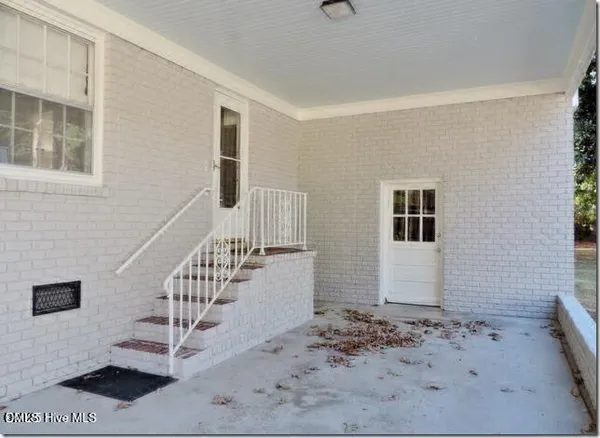 a view of entryway with livingroom