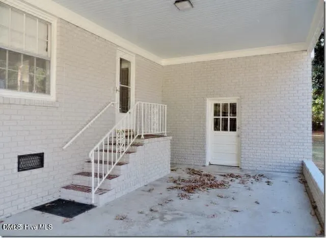 a view of entryway with livingroom