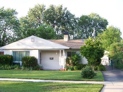 89 East Dennis Road Wheeling, IL 60090 - Photo 1 of 1 a front view of a house with a garden