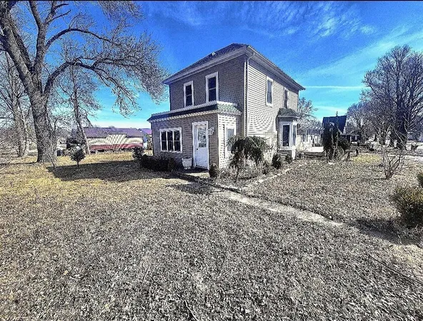 $184,900 | 110 Mill Street West, Winthrop, MN 55396