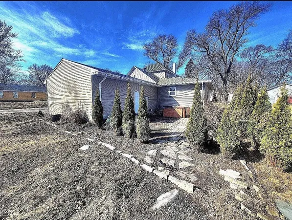 $184,900 | 110 Mill Street West, Winthrop, MN 55396