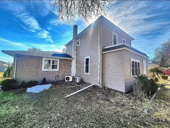 $184,900 | 110 Mill Street West, Winthrop, MN 55396