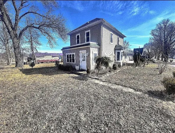 $184,900 | 110 Mill Street West, Winthrop, MN 55396