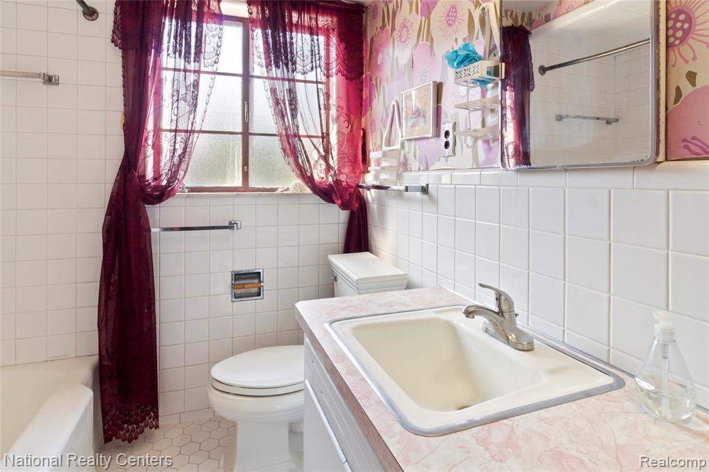 18027 Strathmoor Street Detroit, MI 48235 - Photo 32 of 41 Gallery Image 32