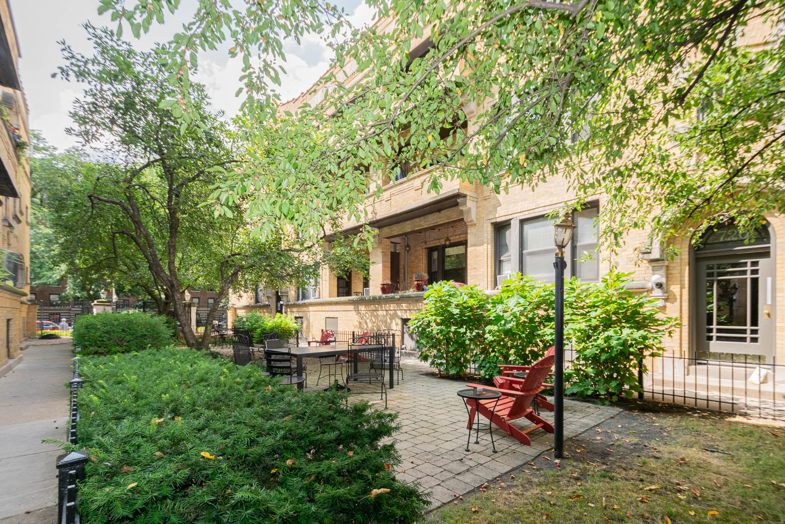 722 West Sheridan Road, Unit 3N Chicago, IL 60613 - Photo 14 of 14 a view of a house with backyard sitting area and garden