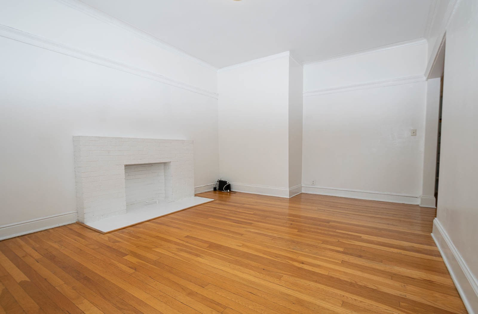 722 West Sheridan Road, Unit 3N Chicago, IL 60613 - Photo 3 of 14 a view of empty room with wooden floor