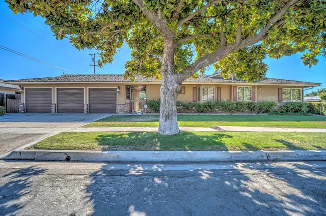 $450,000 | 709 West Alamos Avenue, Fresno, CA 93705