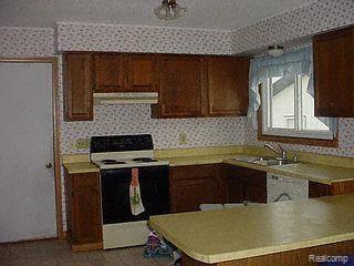 9845 Yale Road Avoca, MI 48006 - Photo 2 of 7 Kitchen