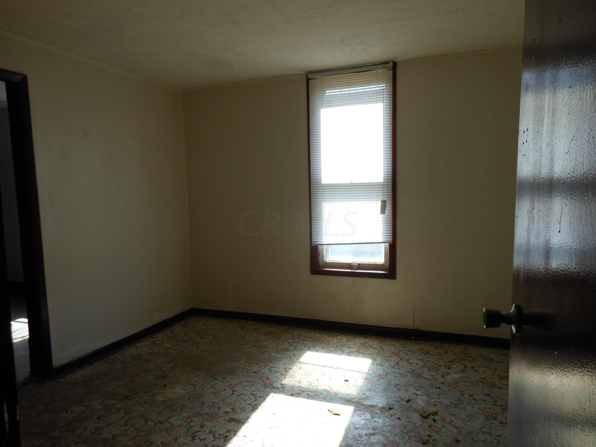 1374 Lockbourne Road Columbus, OH 43206 - Photo 6 of 10