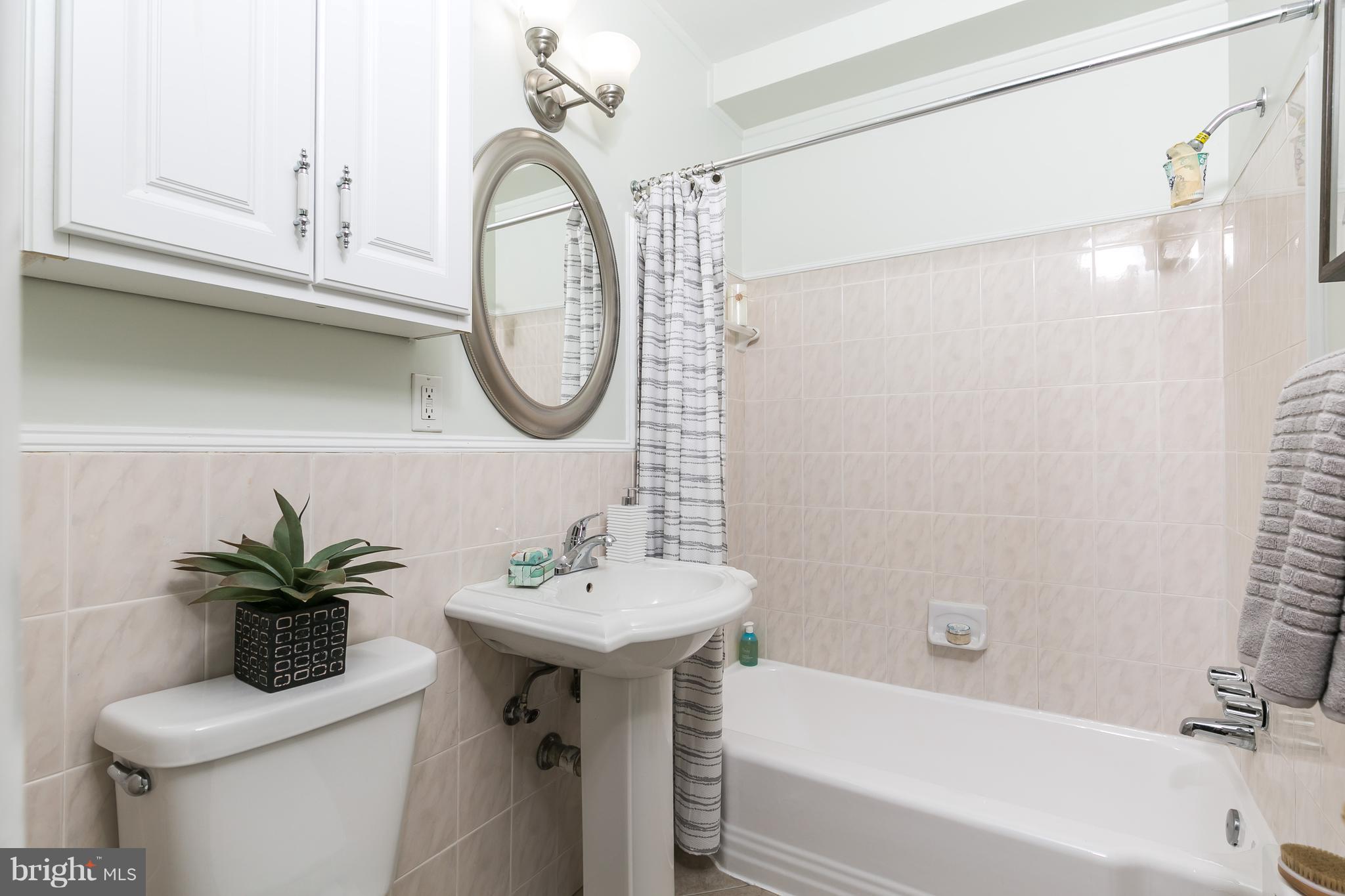 5101 8th Road South, Unit 7 Arlington, VA 22204 - Photo 17 of 32 a bathroom with a sink a toilet and a bathtub