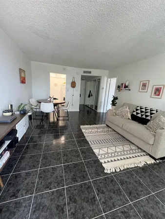 $1,800 | 2350 Northeast 135th Street, Unit 208, North Miami, FL 33181