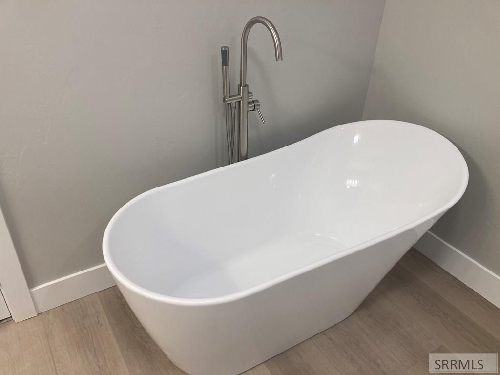 1020 Harris Loop Blackfoot, ID 83221 - Photo 14 of 25 Master Tub