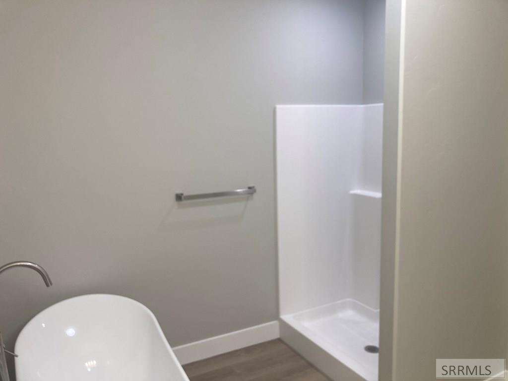 1020 Harris Loop Blackfoot, ID 83221 - Photo 10 of 25 Master Tub and Shower