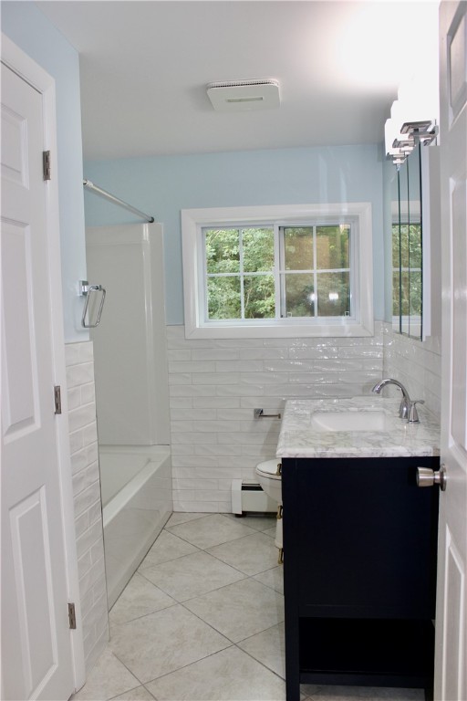 11 Manning Court Coventry, RI 02816 - Photo 13 of 43 1st fl bathroom with tub/shower
