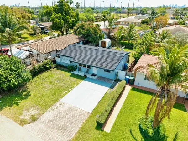 a view of a house with backyard