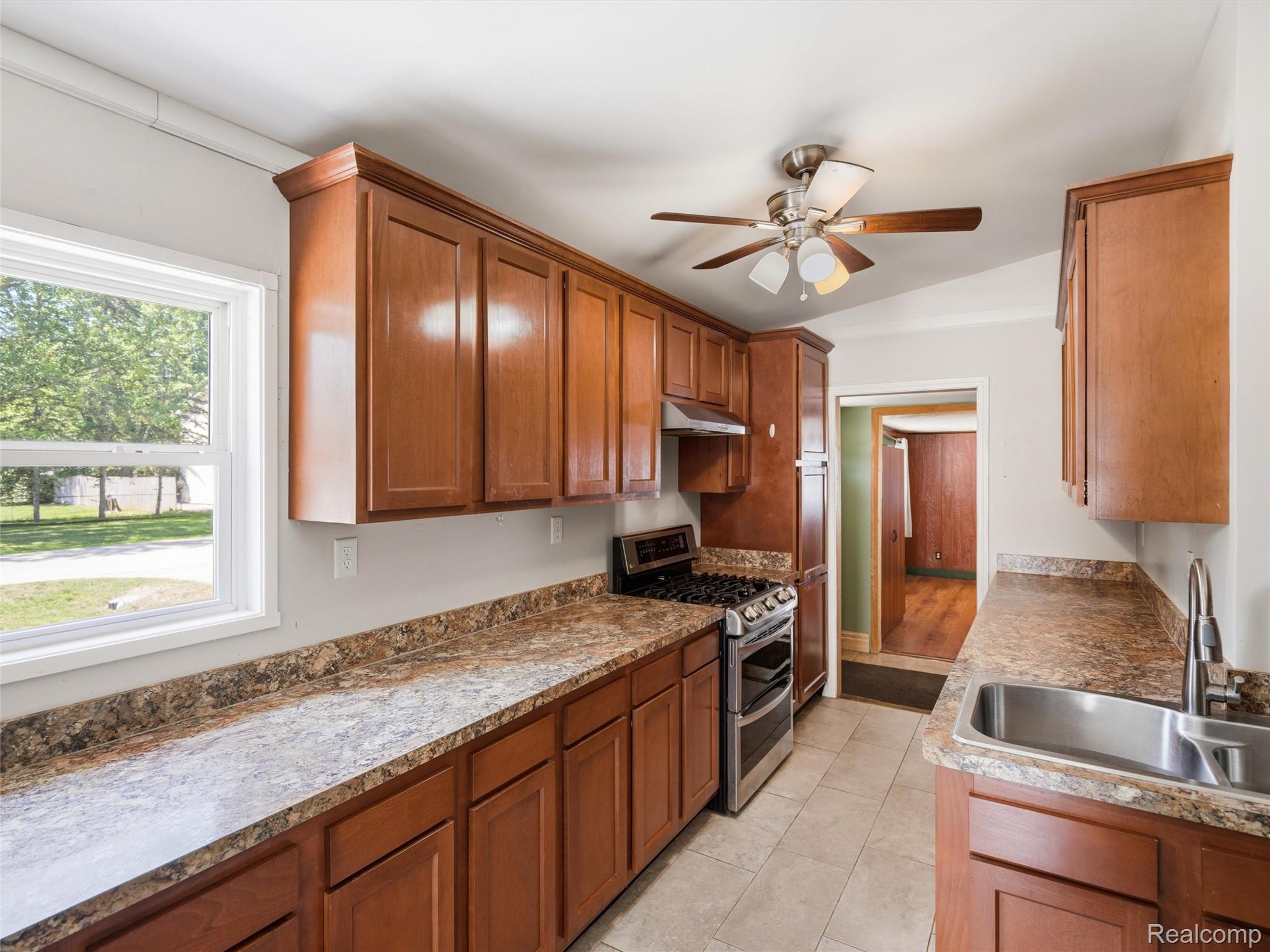 6271 Stephen Brighton, MI 48116 - Photo 10 of 28 28-DSC02222.jpg