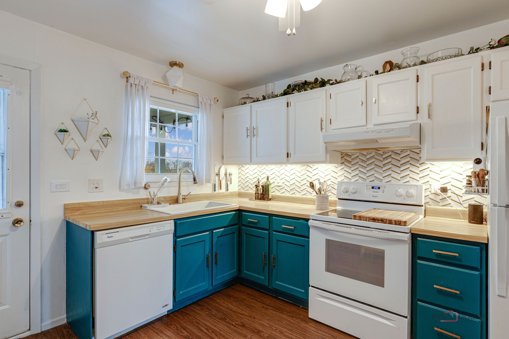 122 East Winchester Road, Unit E Libertyville, IL 60048 - Photo 6 of 17 a kitchen with a sink stove and cabinets