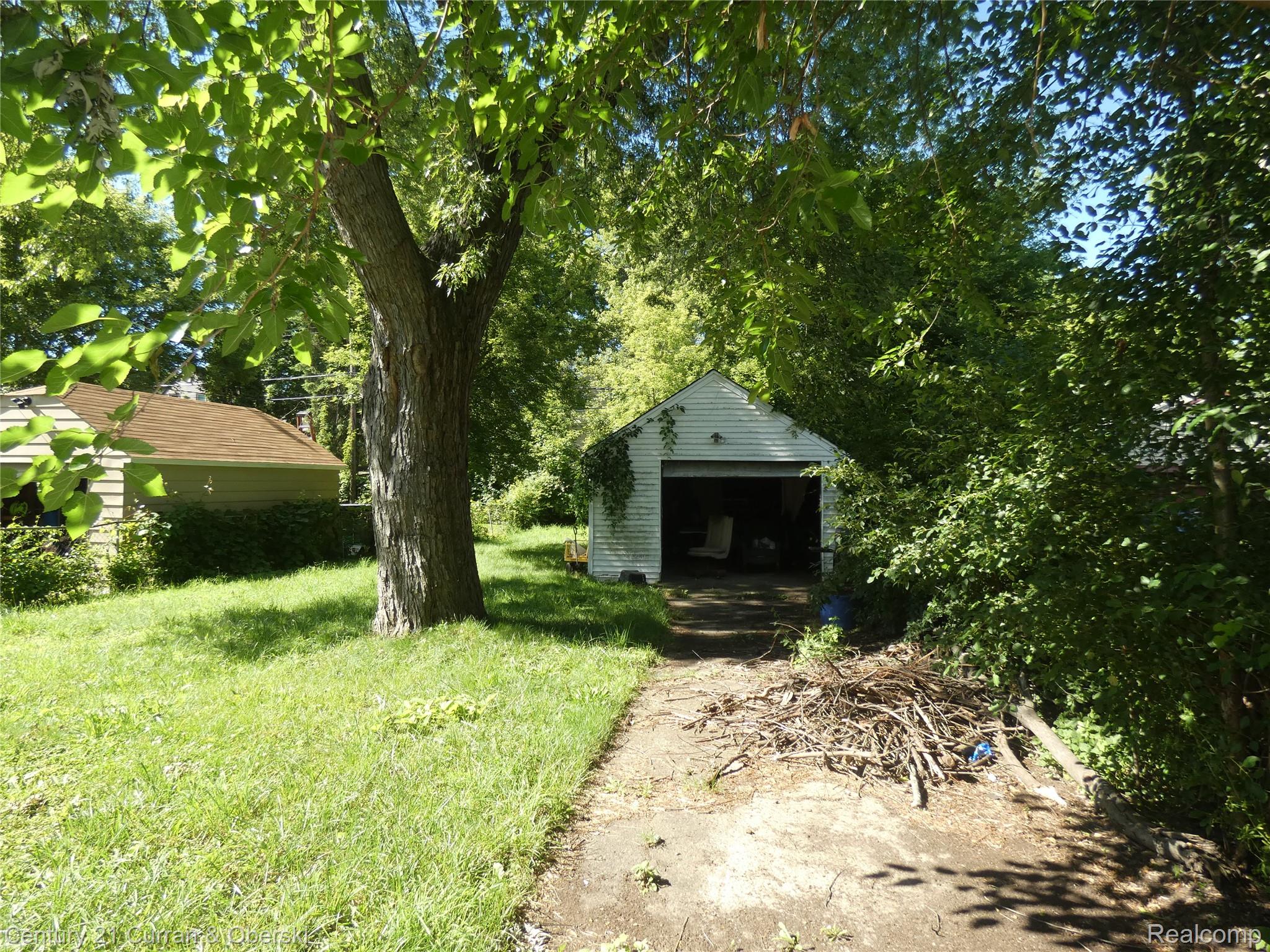 136 East Rundell Street Pontiac, MI 48342 - Photo 3 of 13 P1070875.JPG