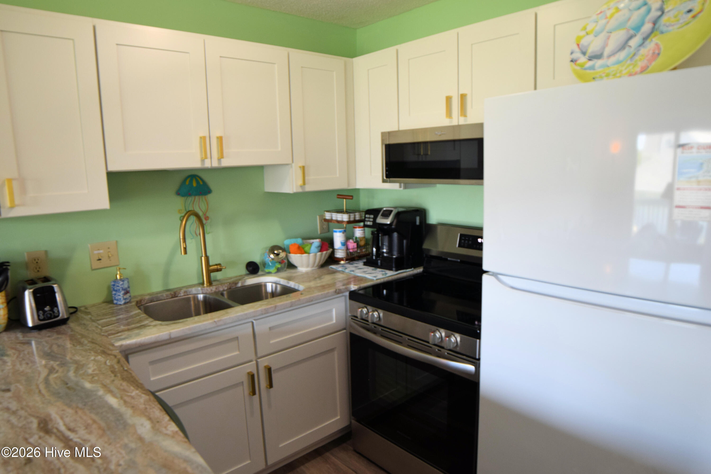 9201 Coast Guard Road, Unit H204 Emerald Isle, NC 28594 - Photo 11 of 39 Kitchen