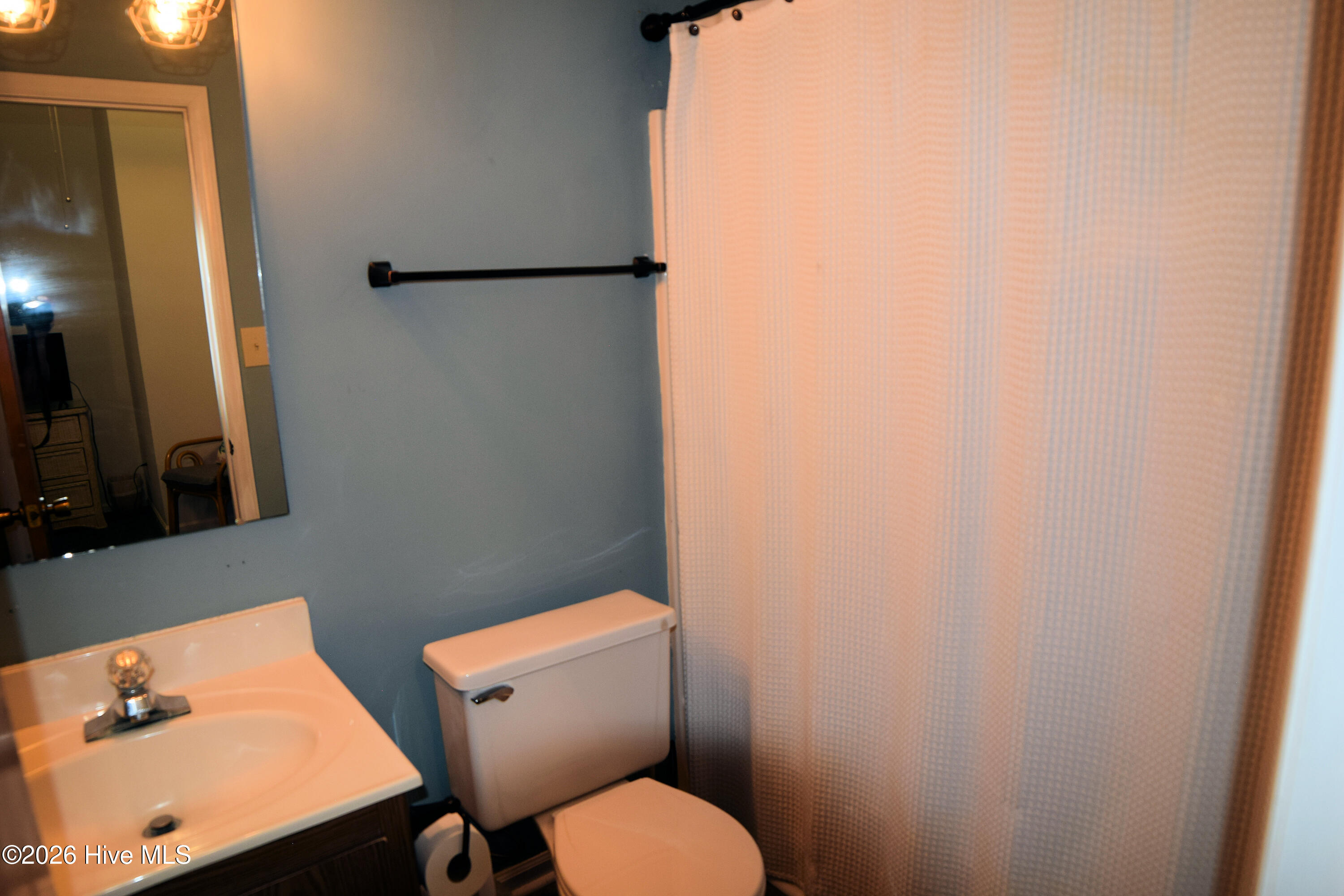 9201 Coast Guard Road, Unit H204 Emerald Isle, NC 28594 - Photo 19 of 39 Primary Suite Bathroom