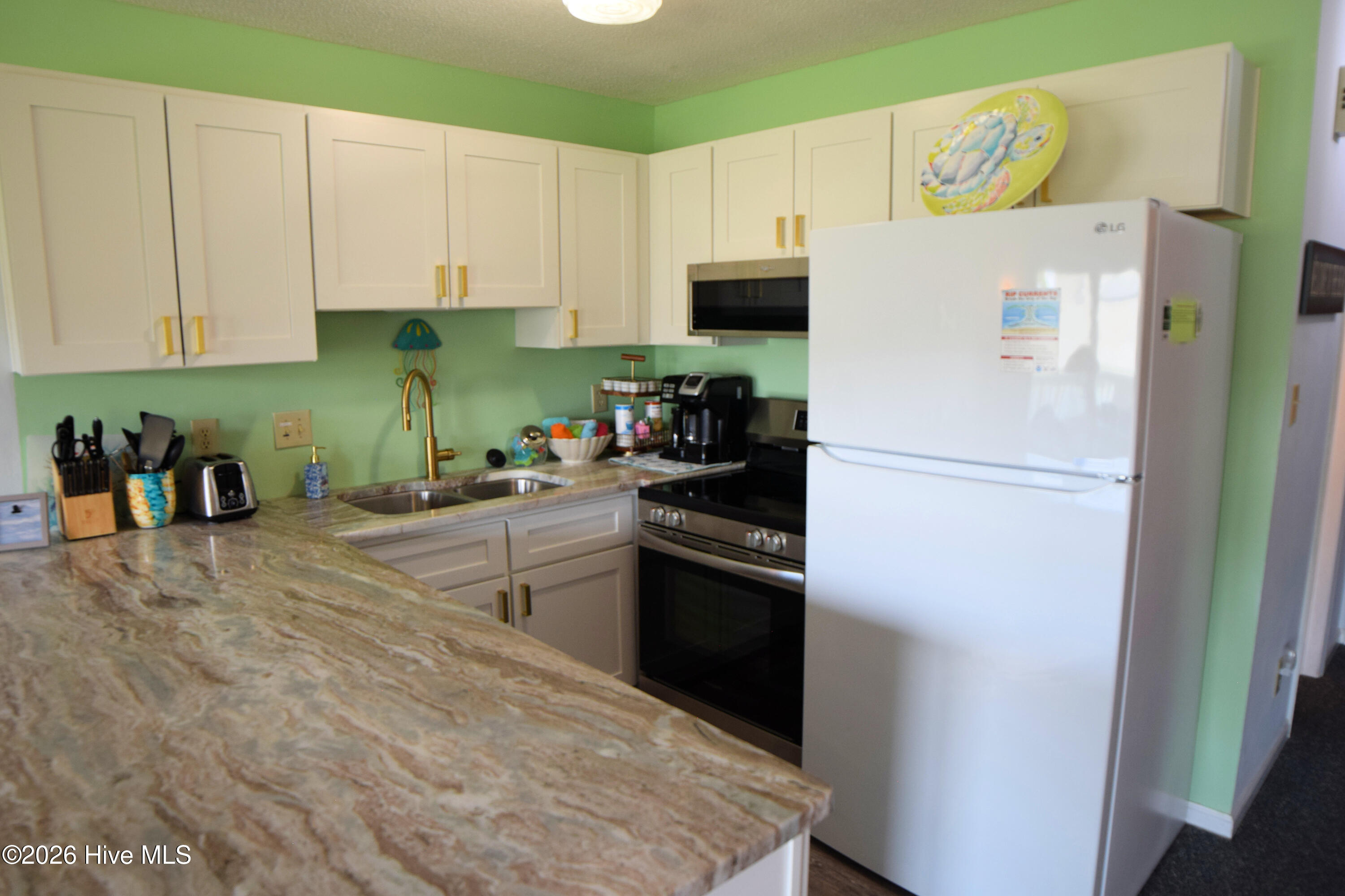 9201 Coast Guard Road, Unit H204 Emerald Isle, NC 28594 - Photo 9 of 39 Kitchen