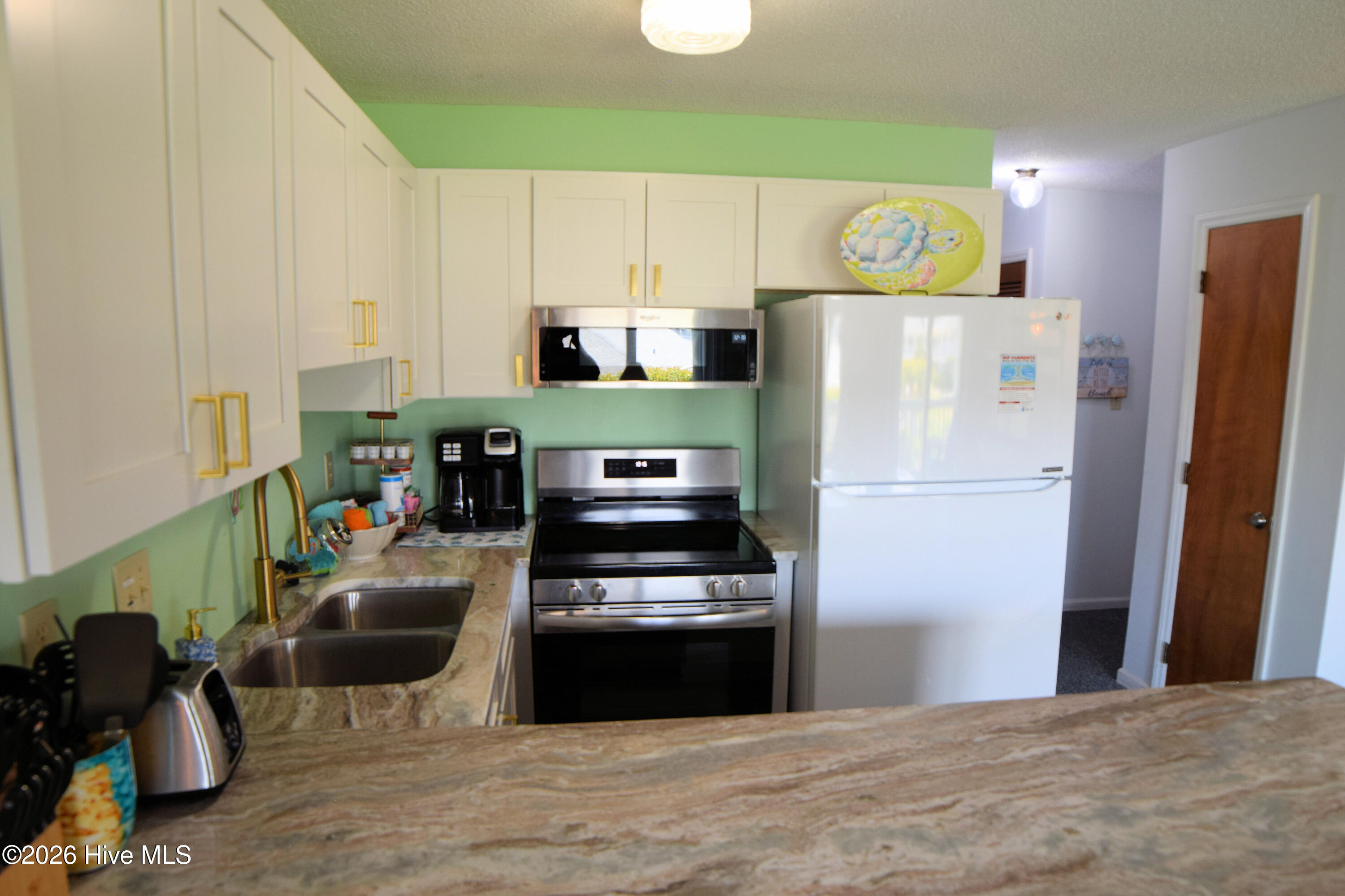 9201 Coast Guard Road, Unit H204 Emerald Isle, NC 28594 - Photo 10 of 39 Kitchen