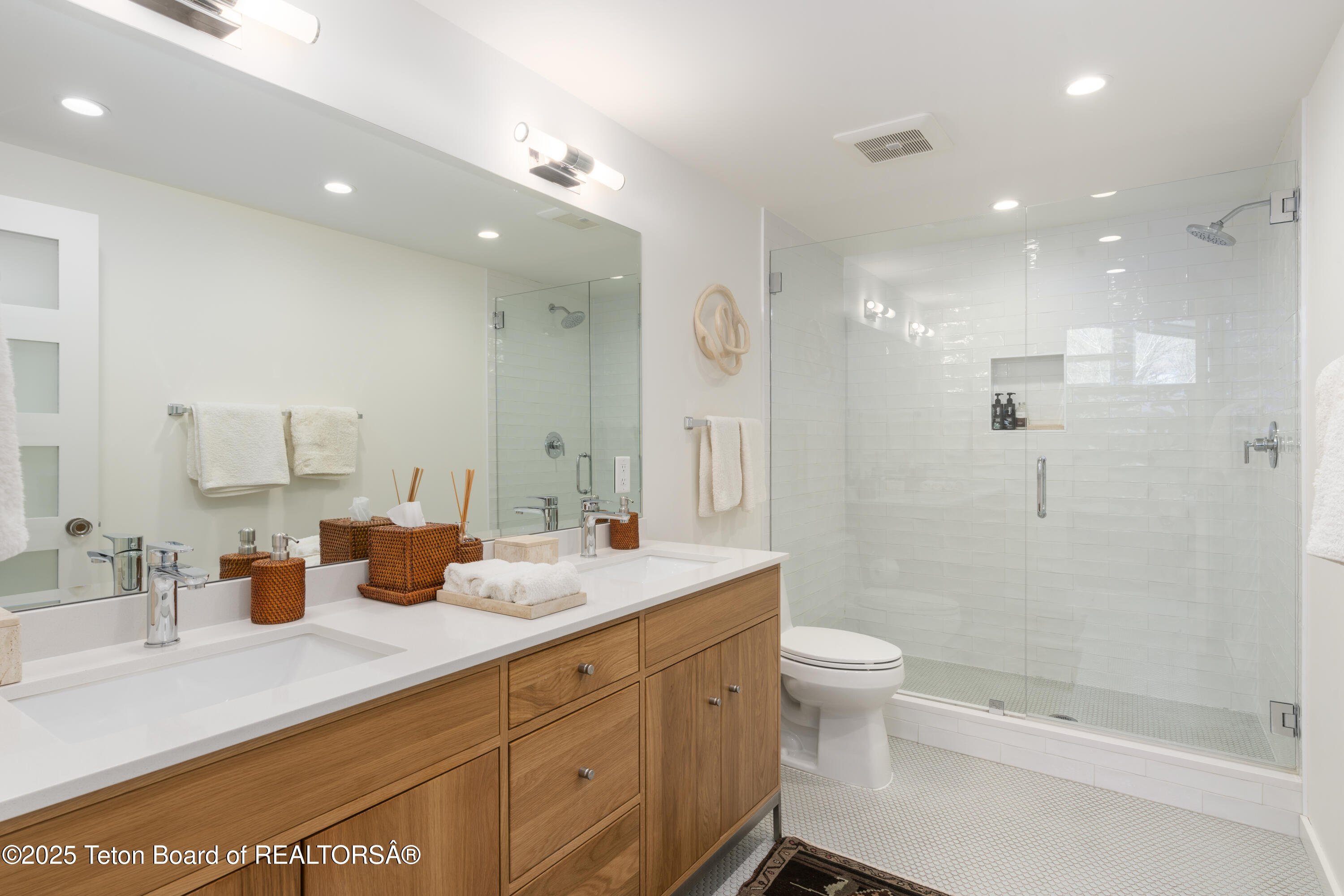 725 Cache Creek Drive Jackson, WY 83001 - Photo 20 of 36 Primary Bath