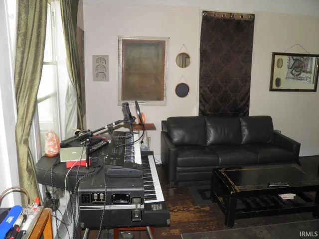 $750 | 517 South Rogers Street, Unit 1, Bloomington, IN 47403