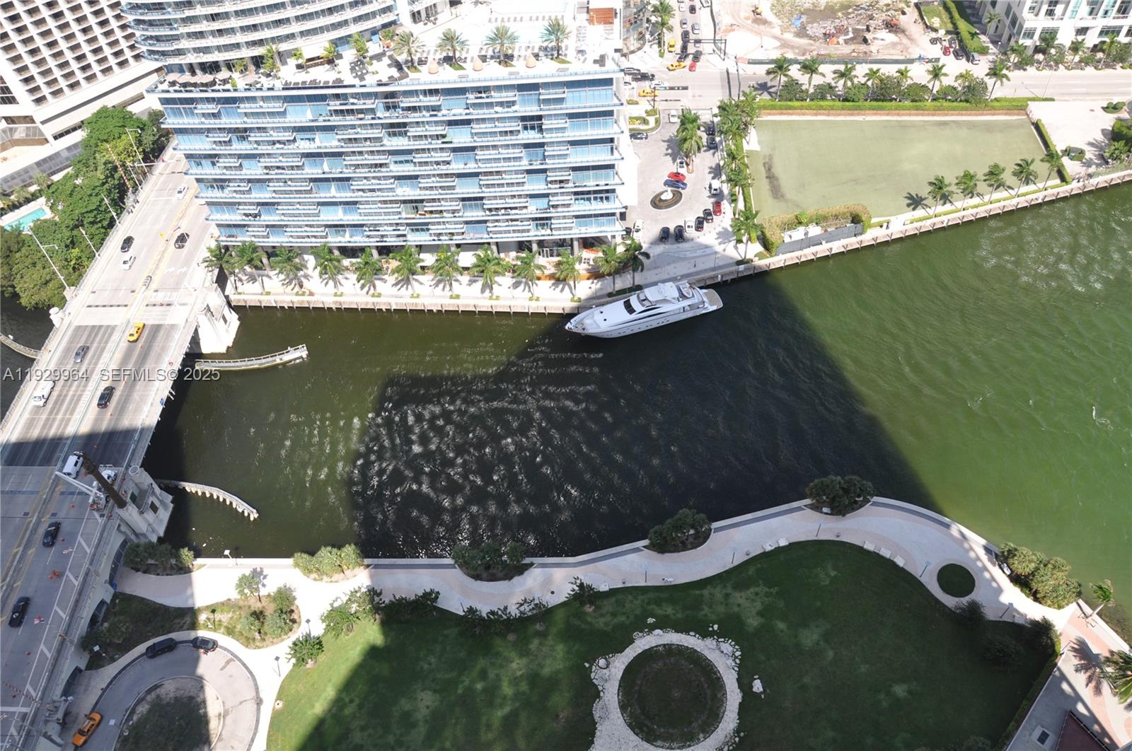 475 Brickell Avenue, Unit 4215 Miami, FL 33131 - Photo 15 of 17 a view of a balcony with dining area